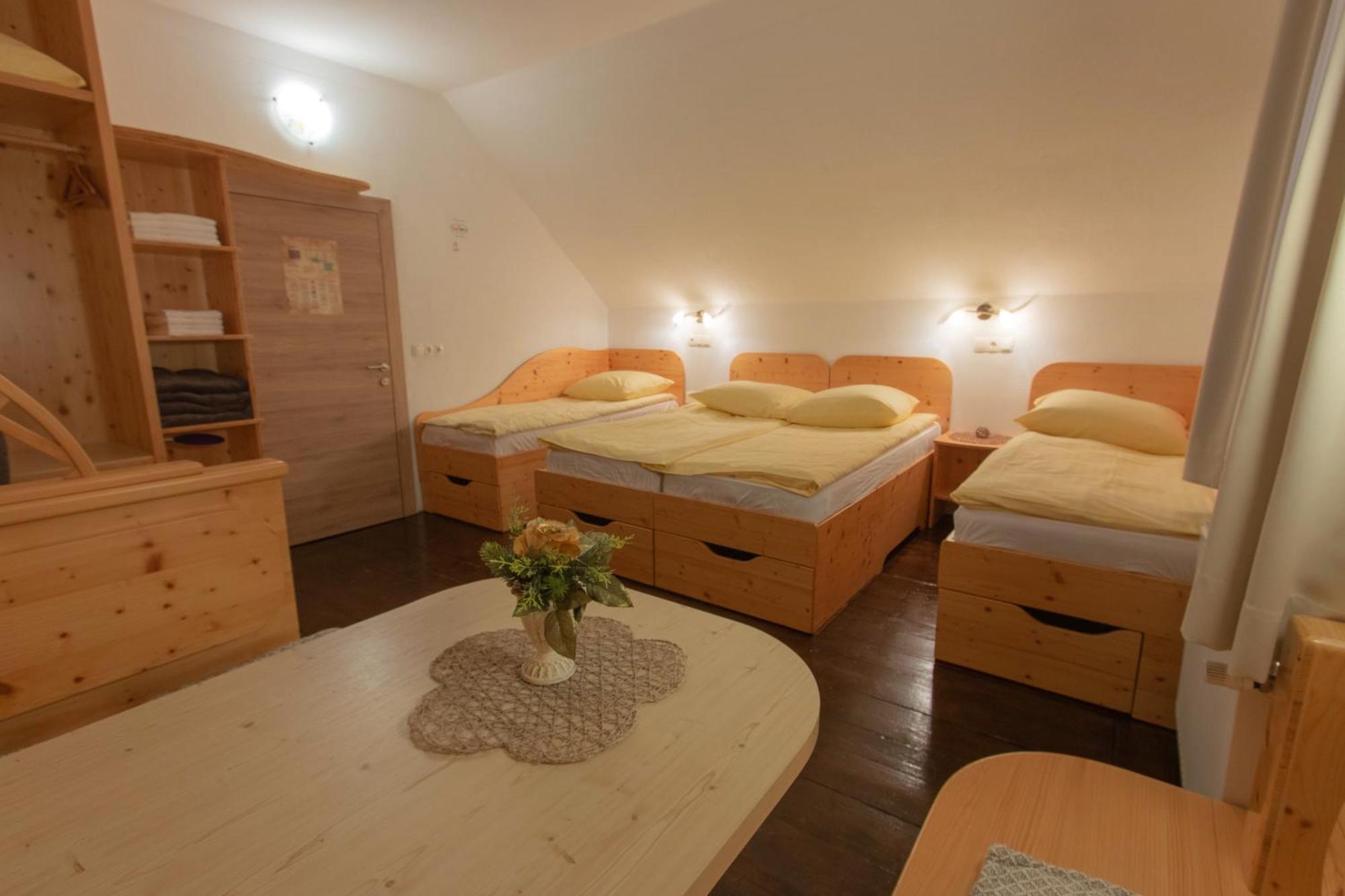 Хостел Mama'S House Церклє-на-Горенськем Екстер'єр фото